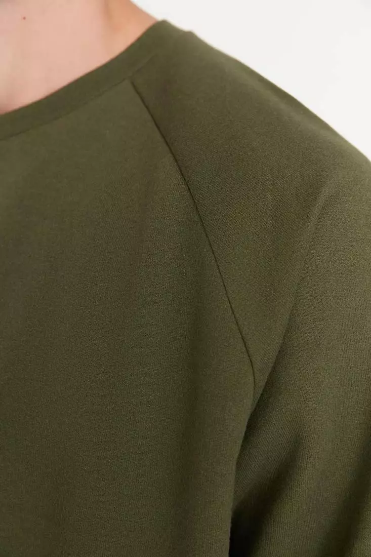 Khaki Men's Basic Oversize/Wide-cut Crewneck Fleece Sweatshirt.