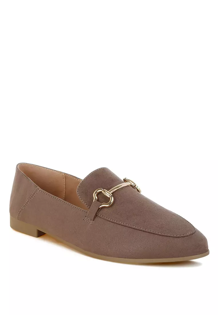 Sepatu Loafer Datar Hias Horsebit dalam Warna Taupe