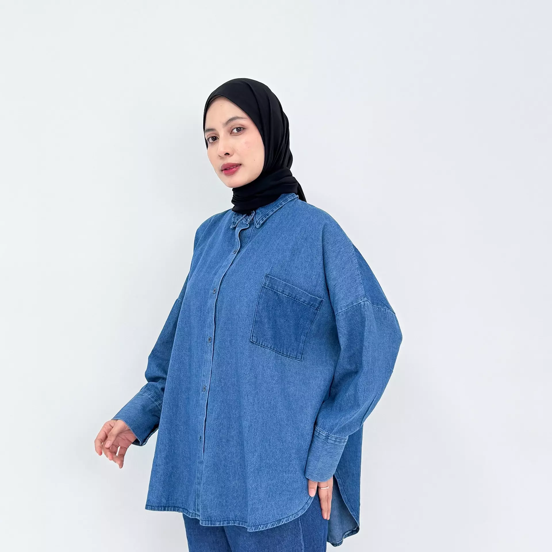 Kemeja Jeans Wanita - Oversized Relaxed Shirt Dirra