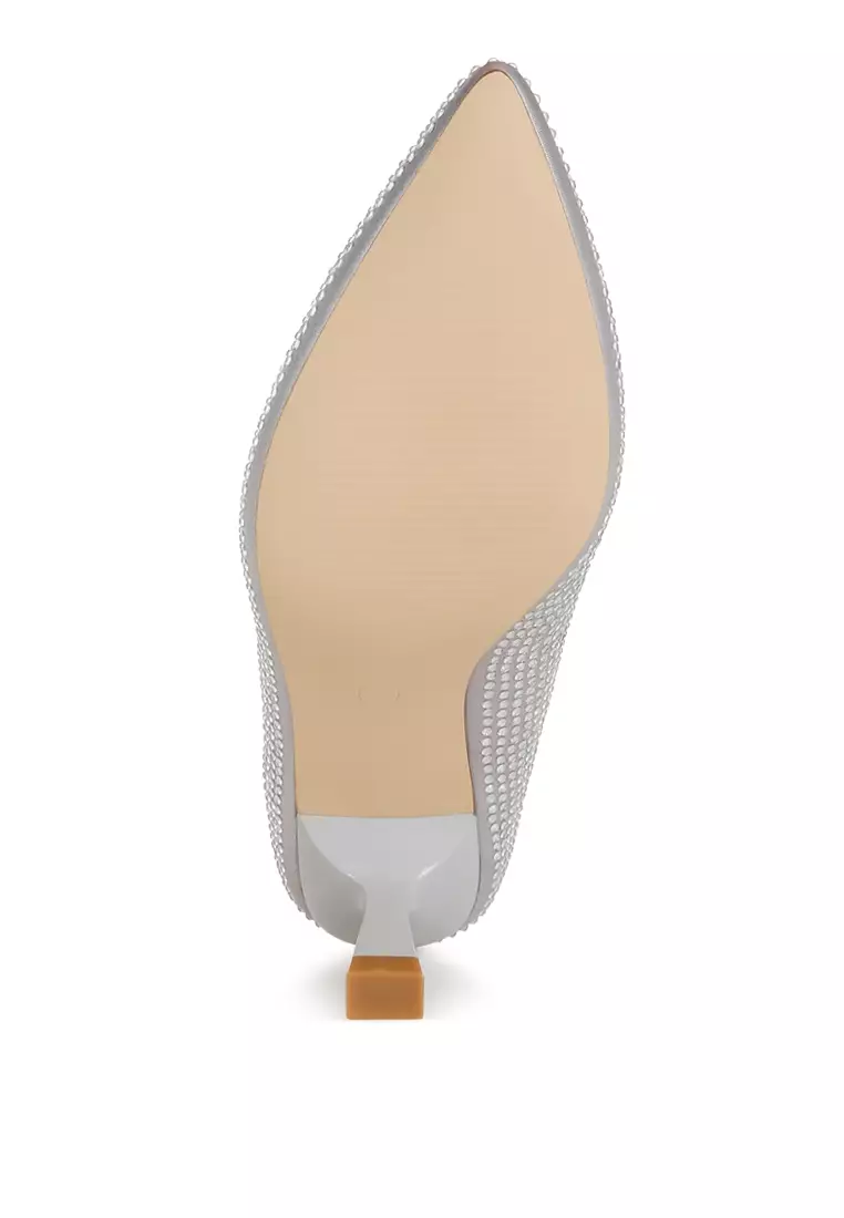 Sepatu hak anak kucing berhiaskan berlian imitasi berwarna perak