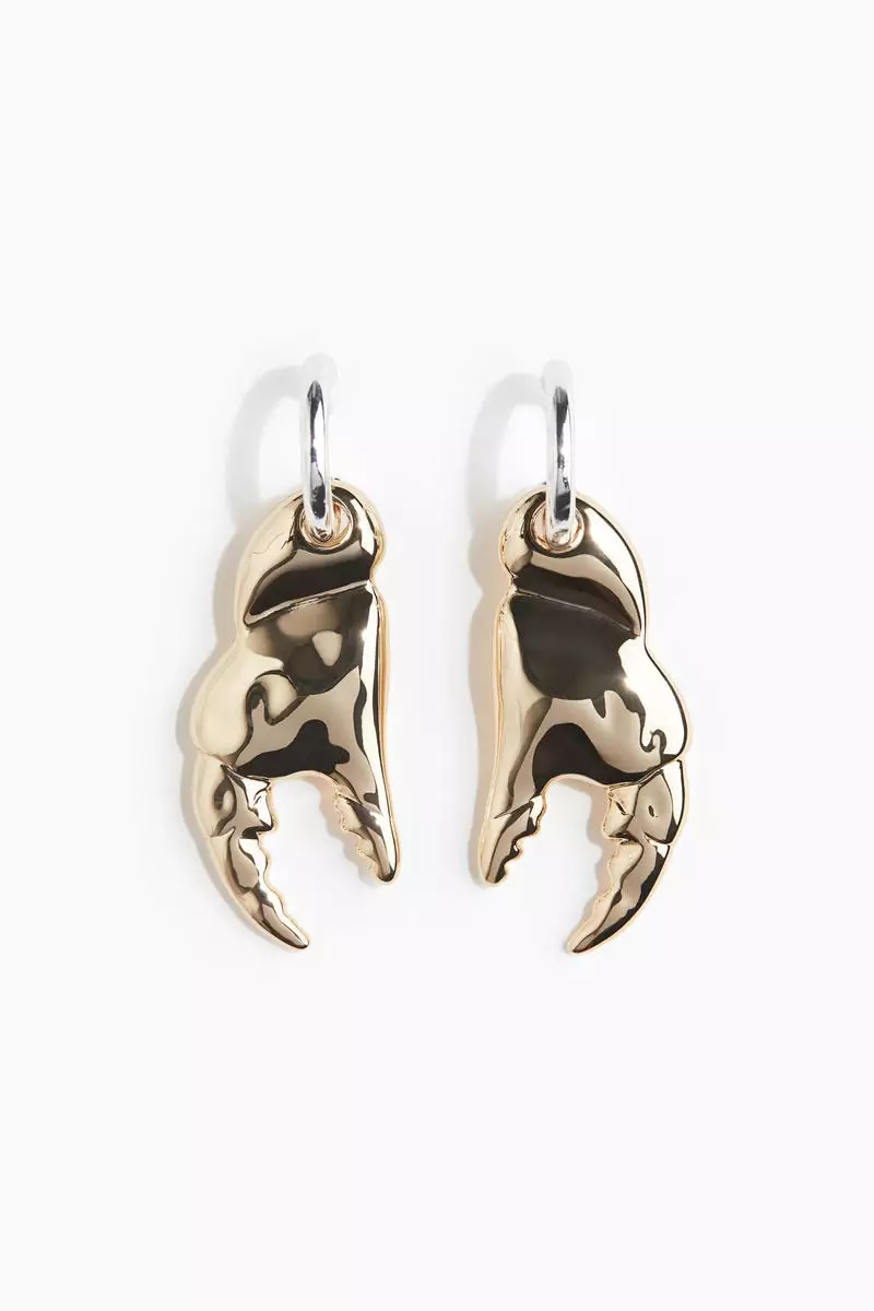 Claw-pendant earrings