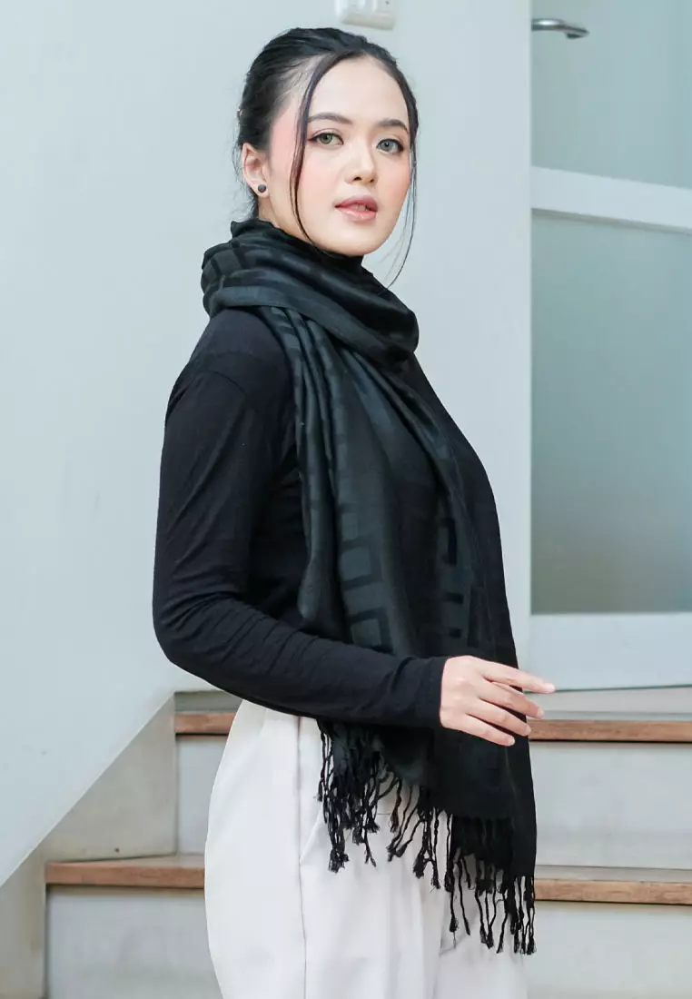 Aksesoris Wanita Reversible Viscose Geometric Maze Pattern Pashmina Shawl Syal Wanita ebony Black