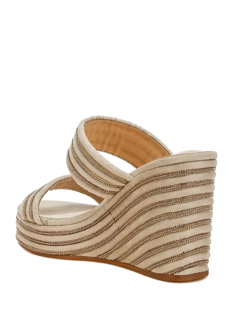 Sandal Wedges Berhias Berlian Imitasi dalam Warna Krem