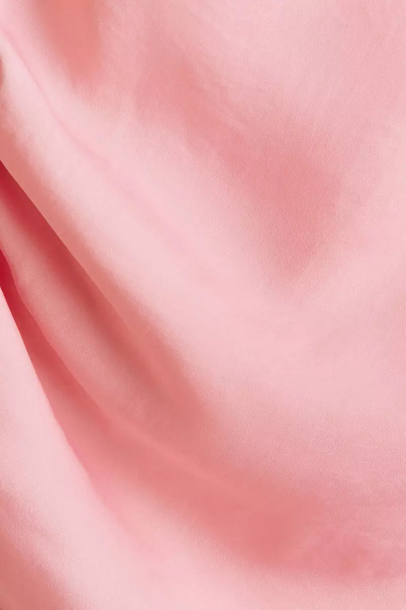 Asymmetric tie-detail top