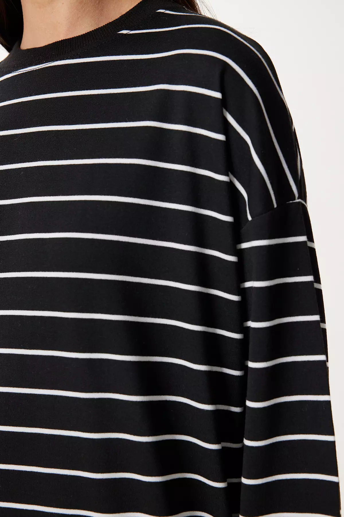 Women's Black White Striped Oversize Knitted Sweatshirt Zv00339