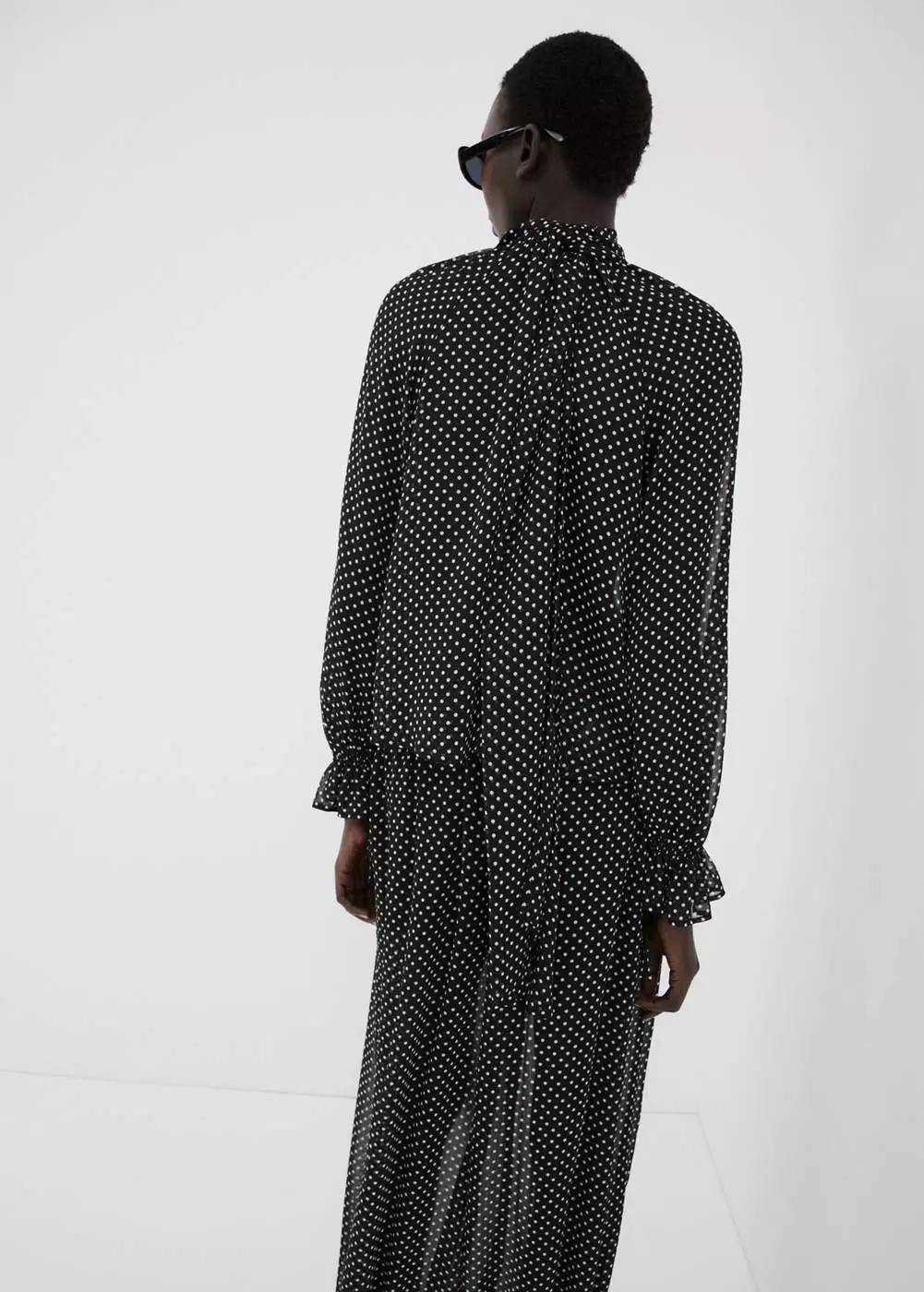 Blus polkadot leher tinggi