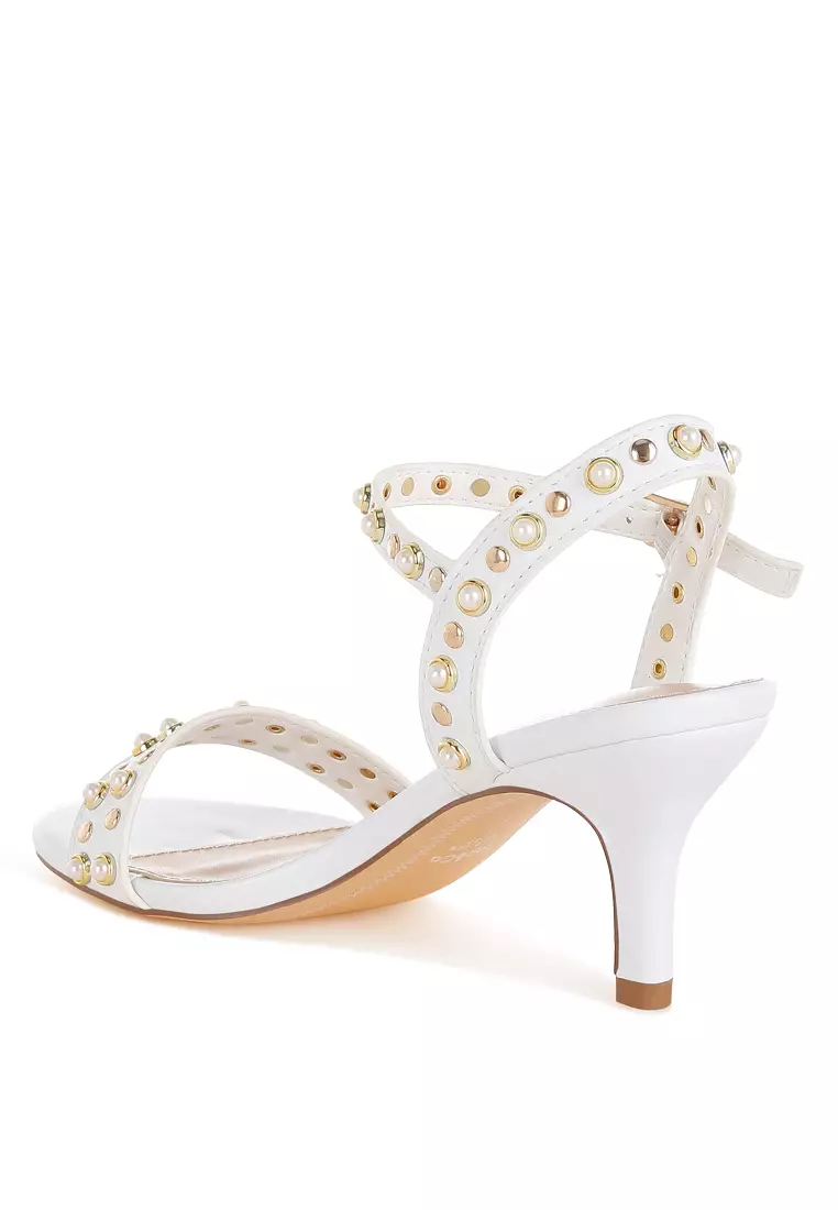 白色鉚釘真皮小跟涼鞋