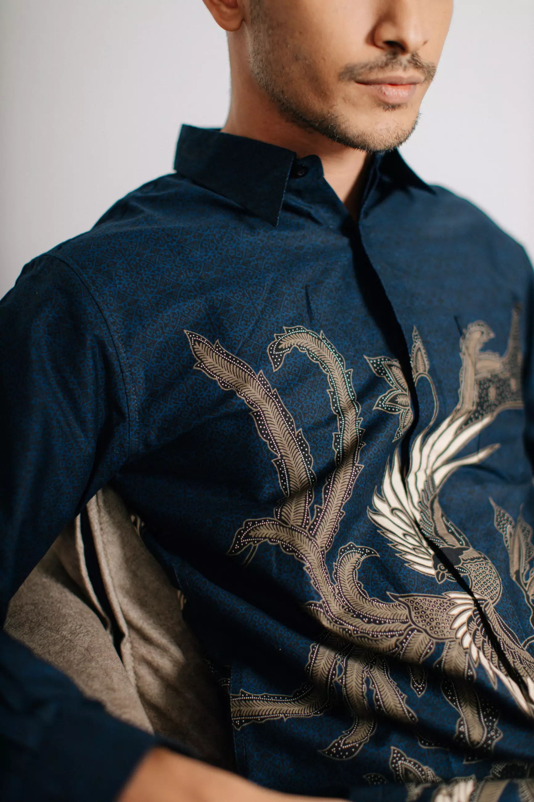 Adyatma Dewangga Navy Kemeja Batik Slim Fit Pria Lengan Panjang Katun