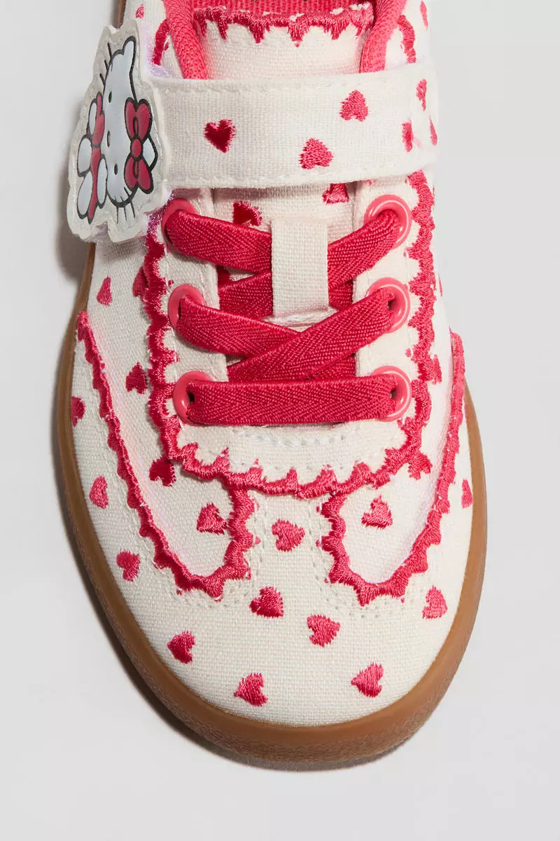 Motif-detail trainers