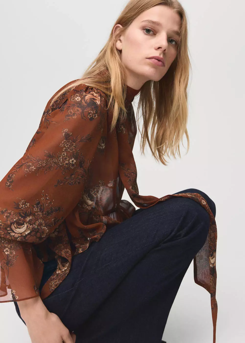 Blus motif floral dengan detail pita