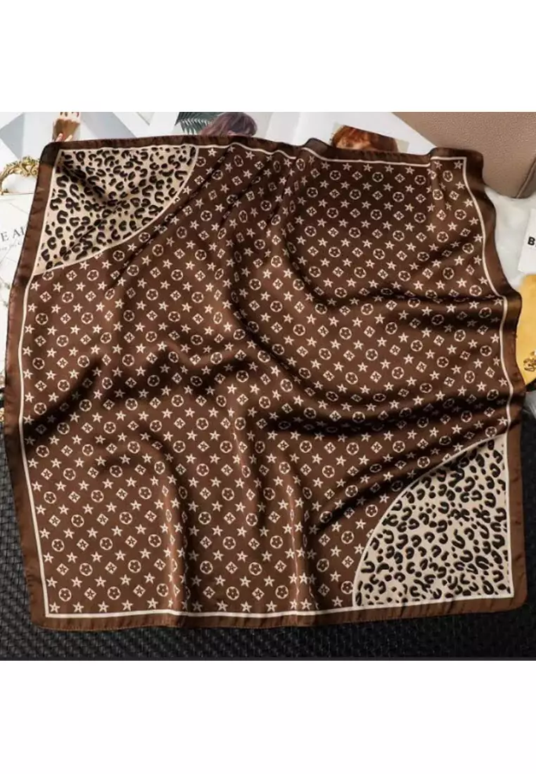Aksesoris Scarf Leopard Print Border Motif Silky Square Satin Scarf Segi Empat Ukuran Kecil Brown & Beige