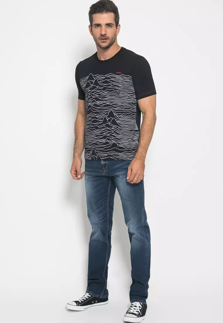 Johnwin - Kaos Casual - Kaos Pria - Kaos Hitam - Kaos Motif Garis - Slim Fit - ATS.622.M328.33.C