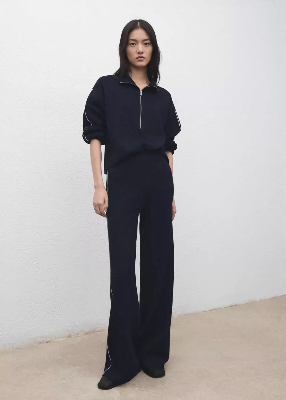 Sweater bergaris kontras dengan leher ritsleting