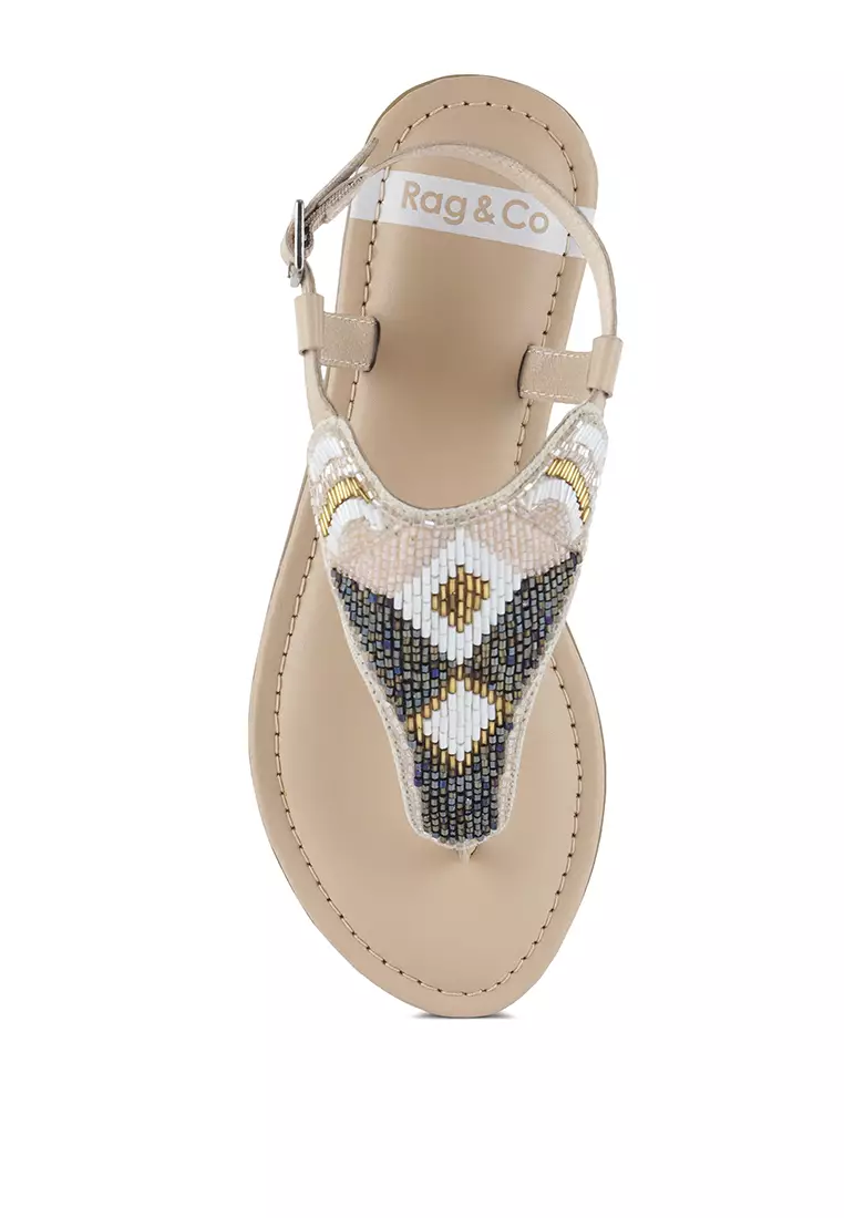 Sandal Datar dengan Gesper Pin dan Manik-manik Warna Beige