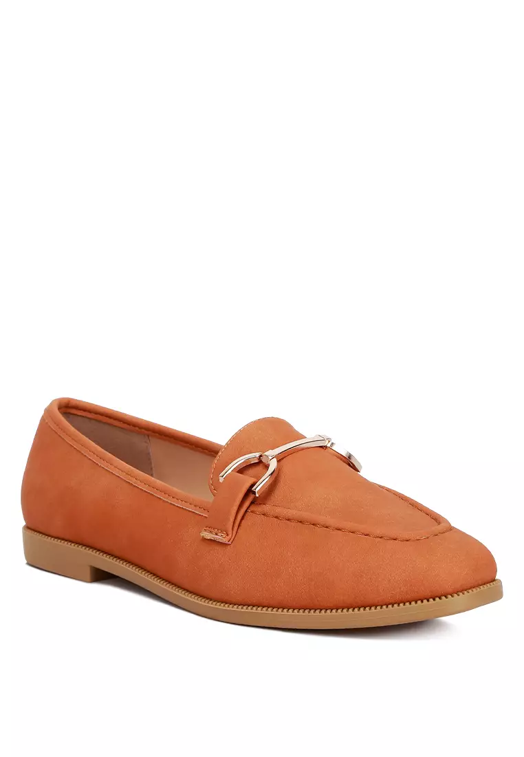Sepatu Loafer Datar Detail Horsebit dalam Warna Tan