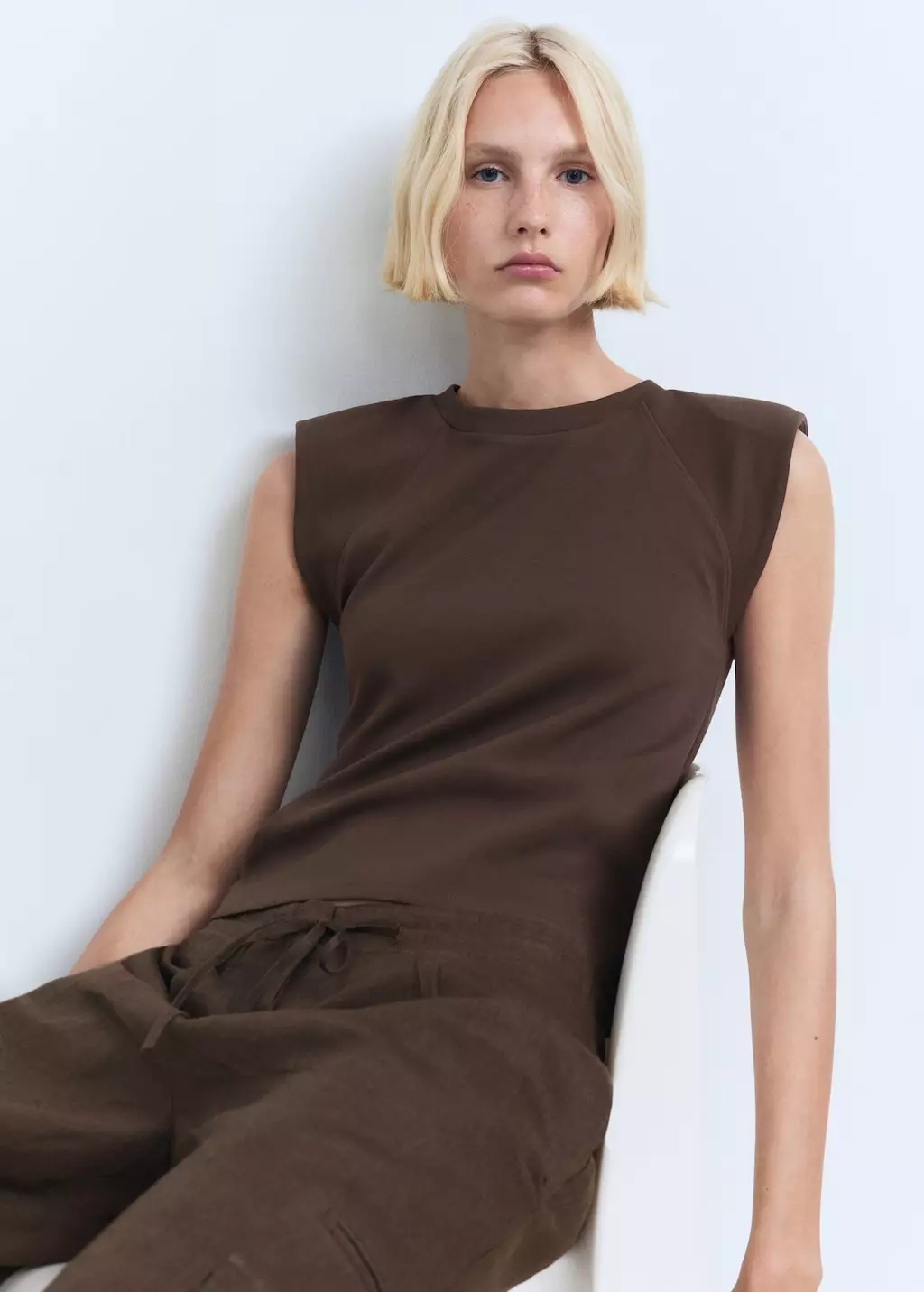 T-shirt bantalan bahu