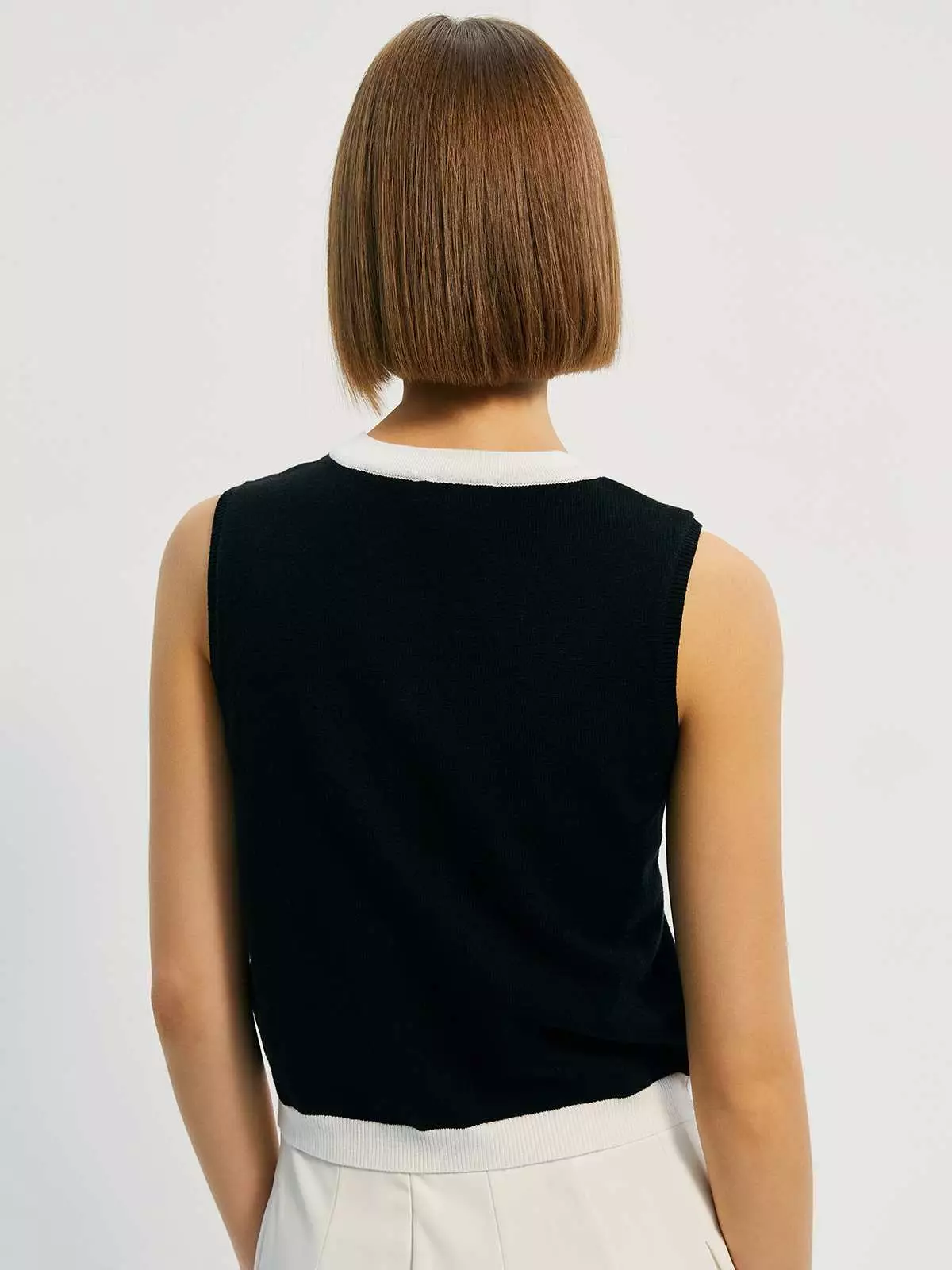 Sleeveless Top with Pomelo Logo Button Details - Black/White