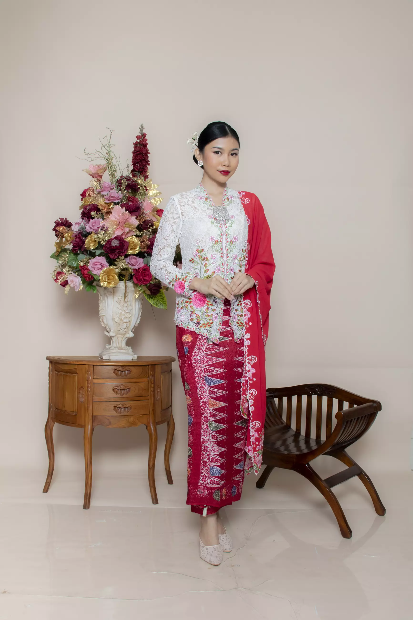Kebaya Brokat Roses 3 Dimensi in White Color
