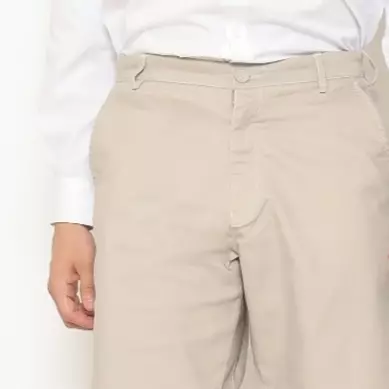 Schoeller Celana Pendek Chino Pria Slim Fit – Warna Light Beige Katun Stretch Premium