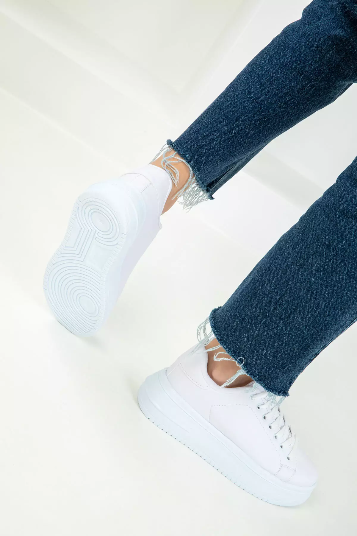 19683 Model White Women's Sneakers