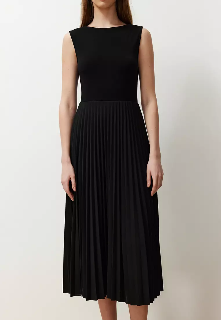 Black Pleated Lined Sleeveless Flexible Knitted Midi Dress TWOSS24EL00785