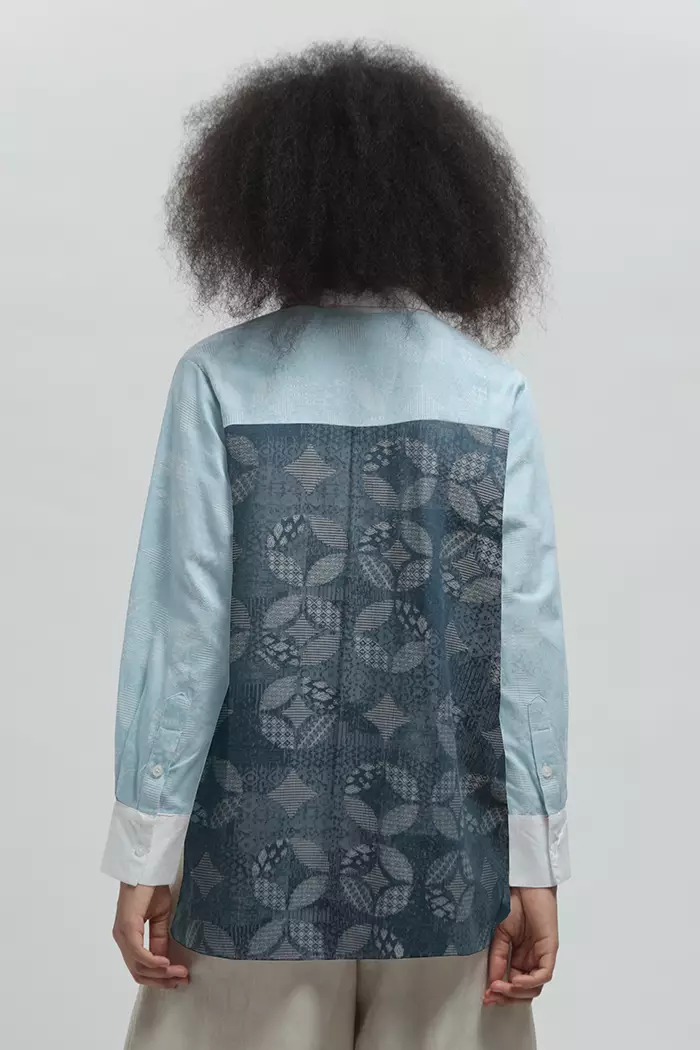 COTTONINK - Atasan Kemeja Wanita Binar Kawung Biru Muda#Archipelago2025