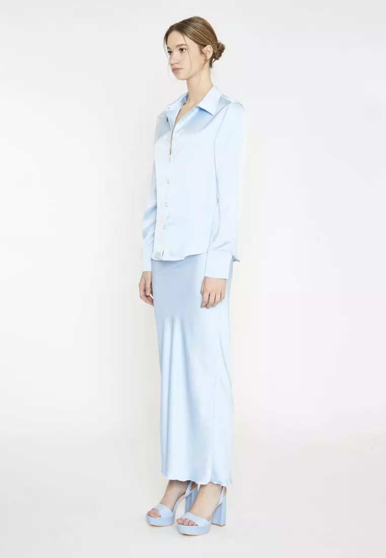 淺藍色緞面斜裁中長半身裙