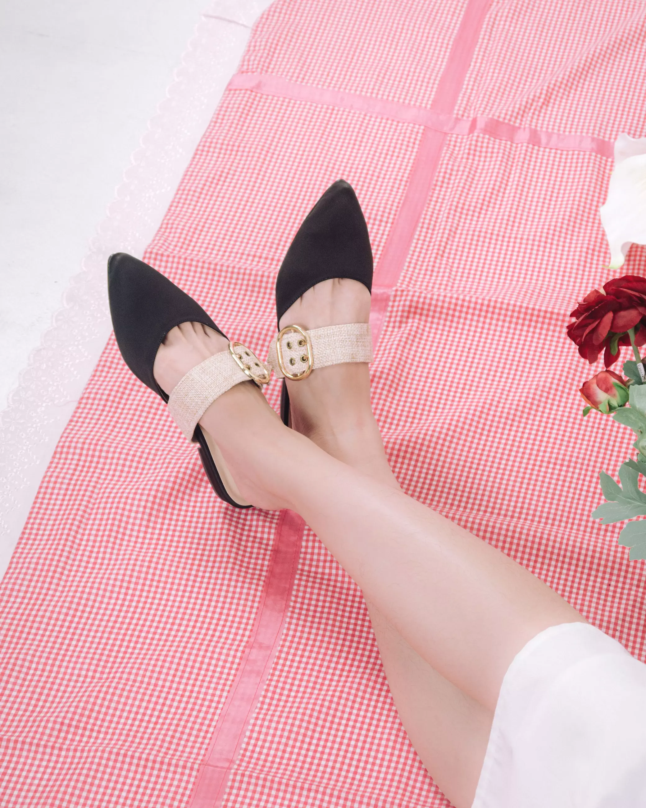 Naomi Flat Sandals Mules in Black