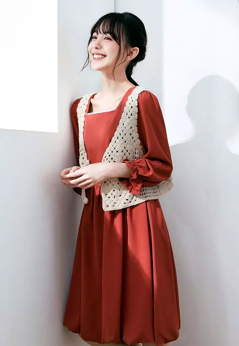 日系方領蕾絲滾邊荷葉拋袖短洋裝《DA9427》