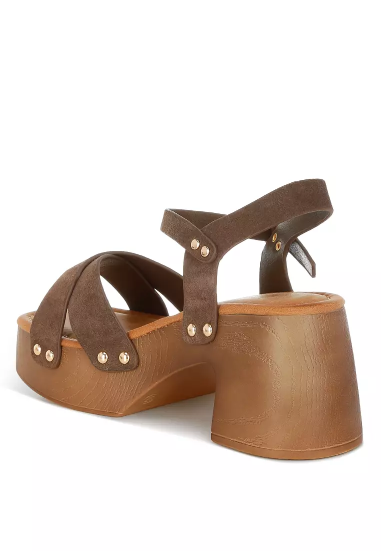 Sandal Bakiak Suede Asli Bertabur Paku Warna Coklat