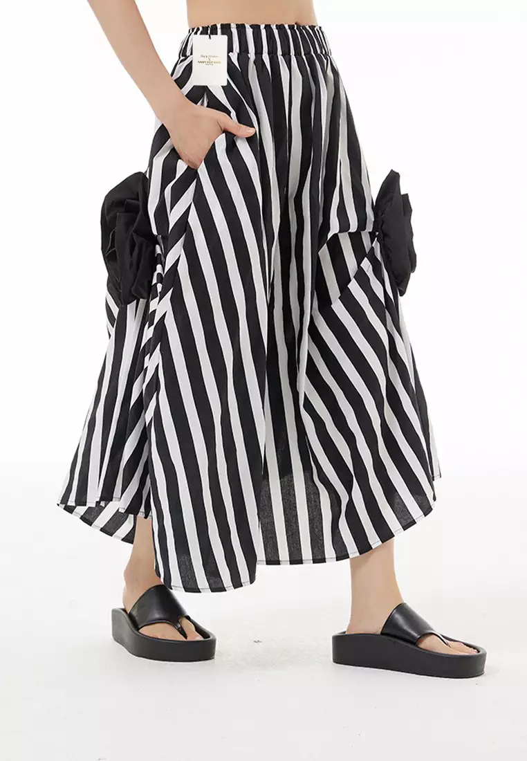 Black and white 2025 striped skirt 3d