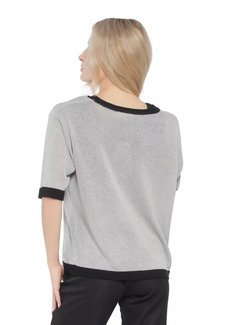 Kaos Lengan dan Leher Kontras Hitam