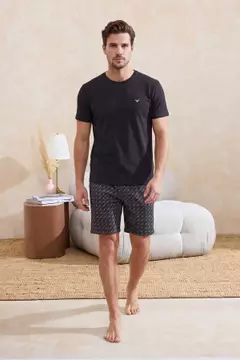 黑色