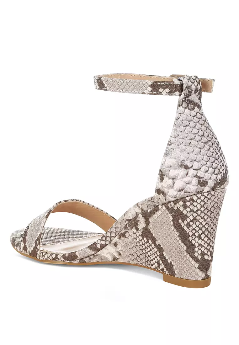 Sandal wedges ramping motif ular