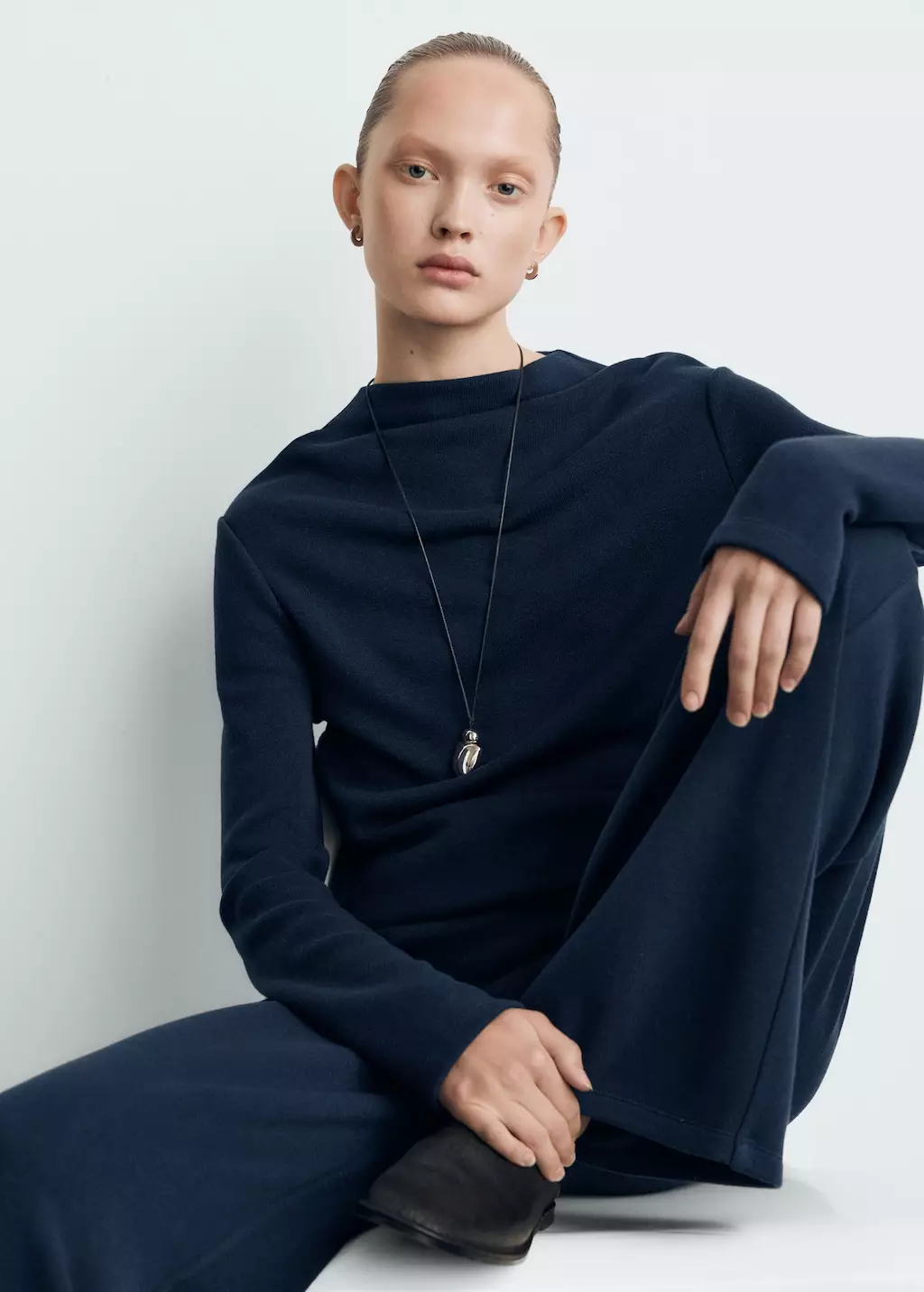 Celana straight-fit dengan pinggang elastis