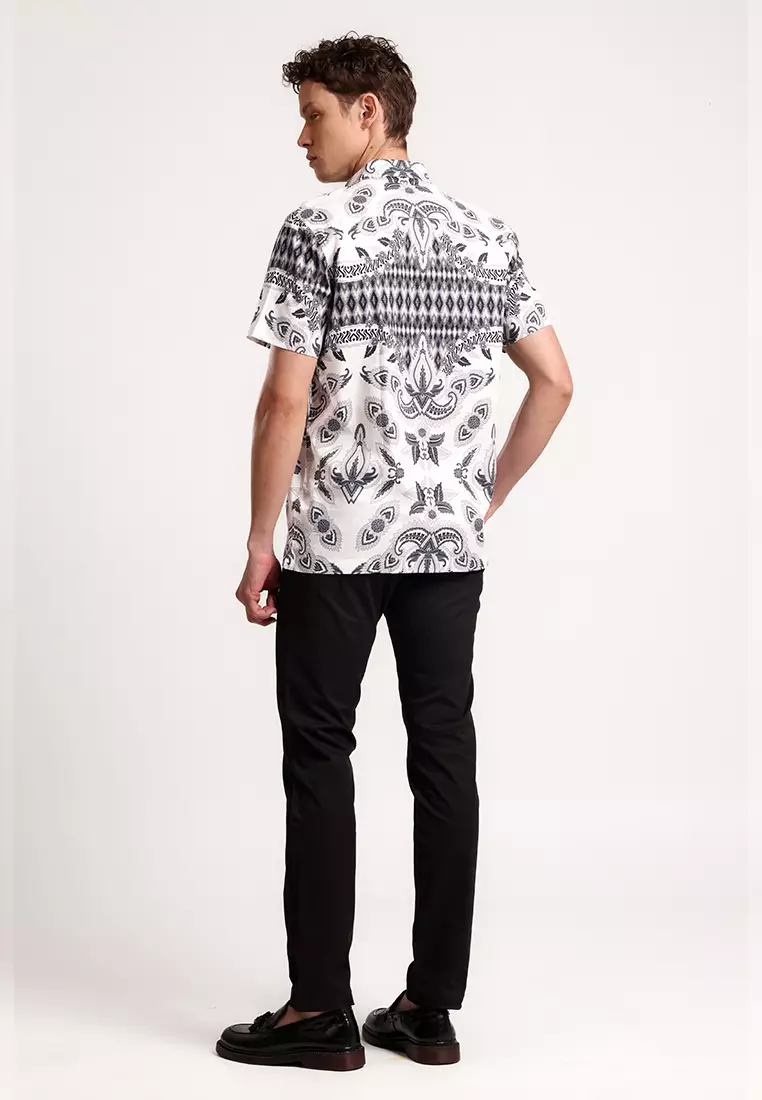 MANZONE - Kemeja Batik Lengan Pendek Pria Sakranata Modern Fit - White Warna White