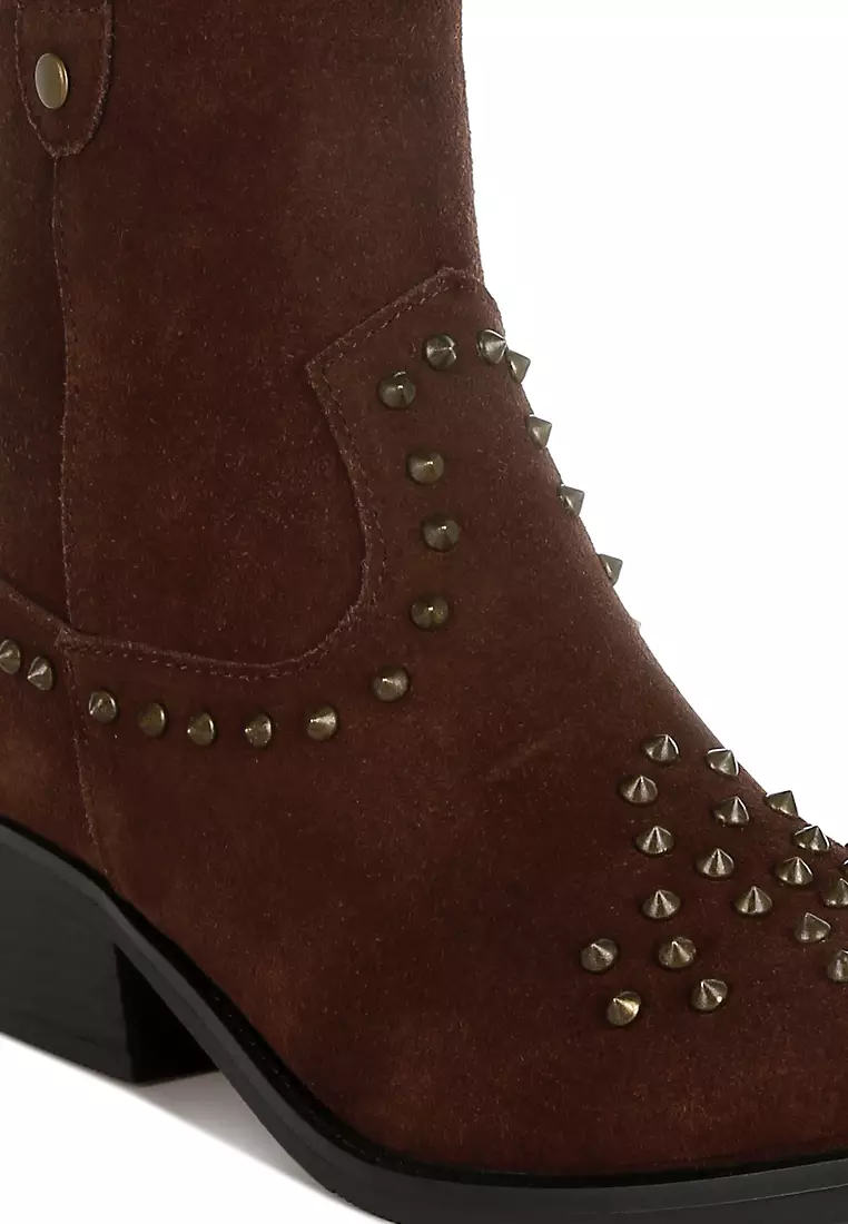 Sepatu bot koboi berhias kancing warna coklat