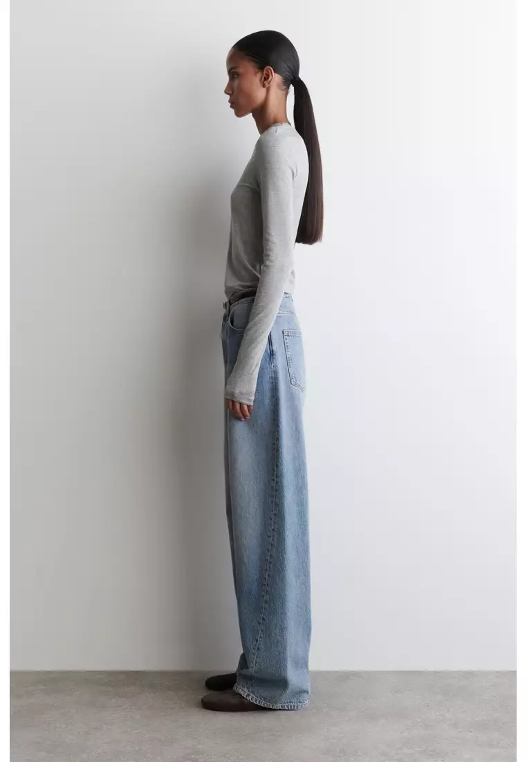 SLIM LIGHTWEIGHT LONG-SLEEVED TOP