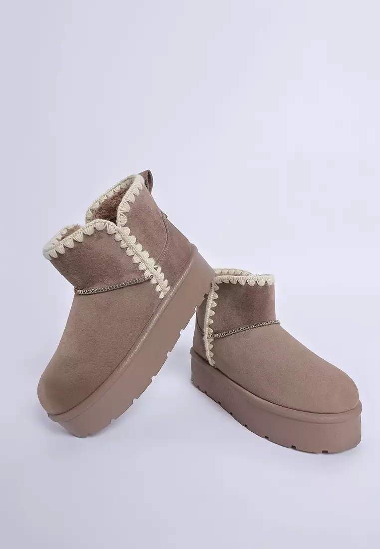 Sepatu bot salju detail bergelombang dalam warna kelabu kecokelatan