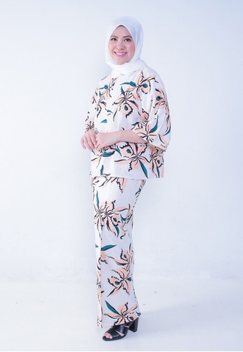 Kaftan Kedah Orkid from Secretcode in White and Pink and Orange and Beige