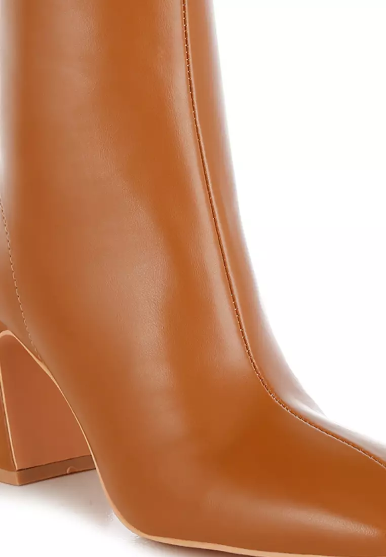 Sepatu bot ujung persegi warna cokelat