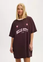 授權 Hasbro/Hello Kitty X Harvard 巧克力李子色