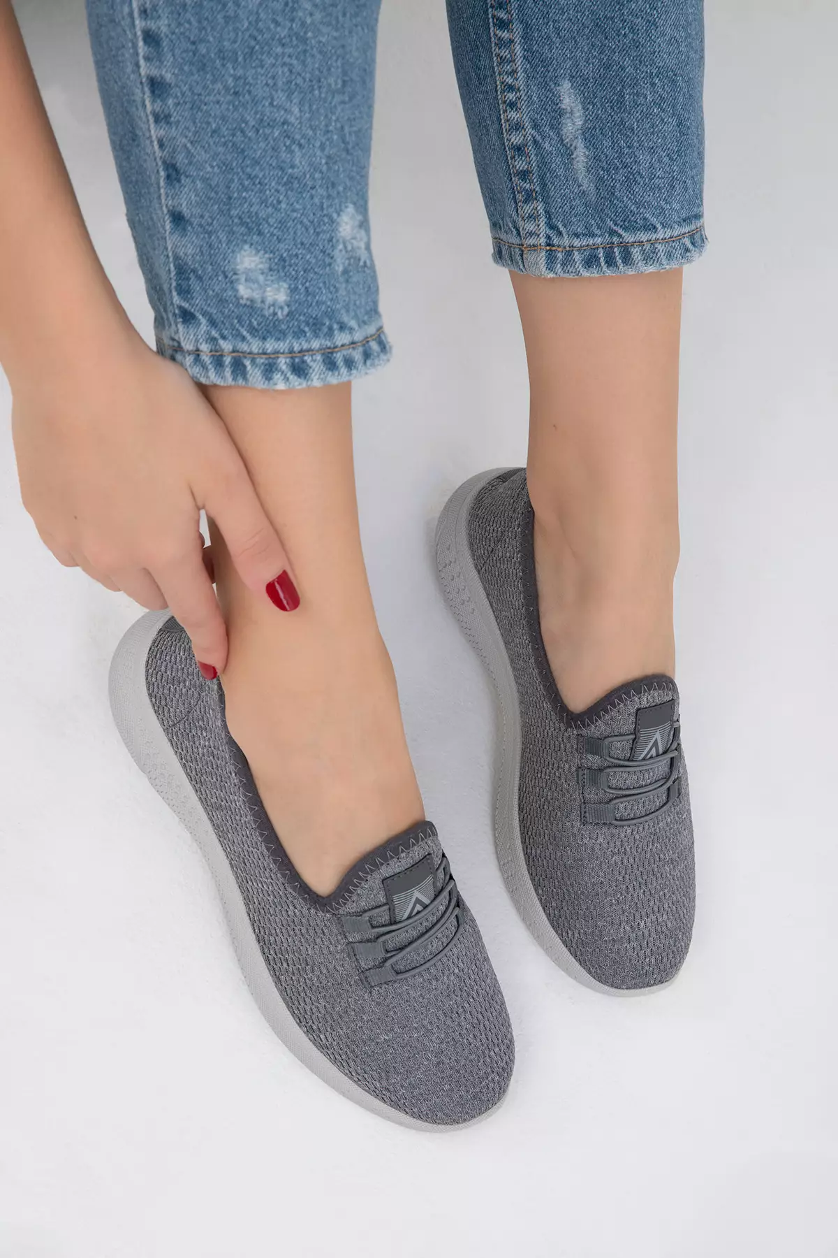 Women's Gray Sneaker - Model 19745