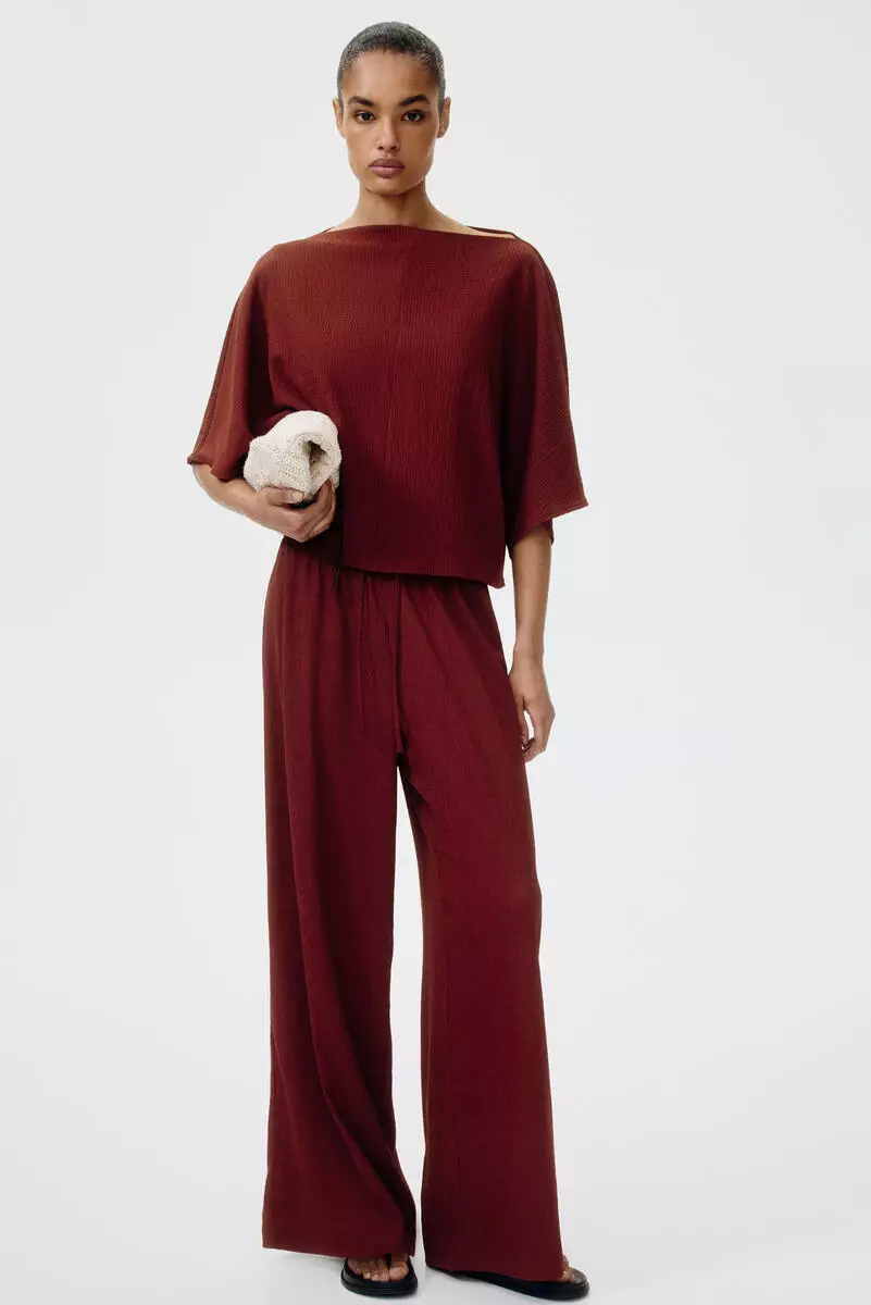 Crinkled boat-neck top