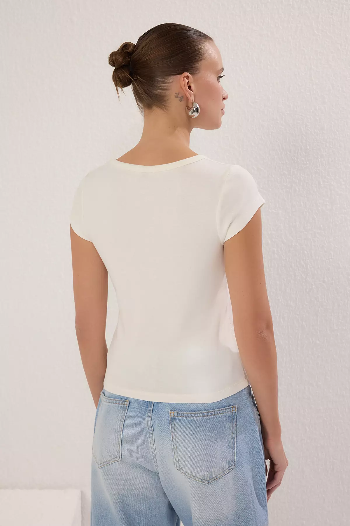 Ecru V-Neck Fitted/Body-Sitting Knitted Blouse Twoss25Bz00208