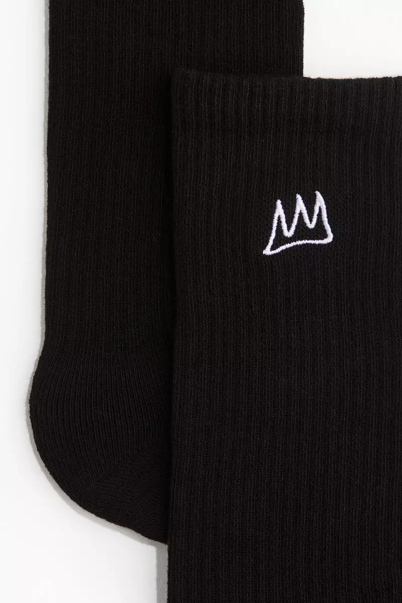 Motif-detail socks