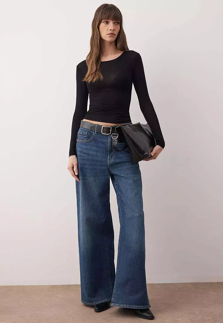 Body-Fitting Knitted Blouse