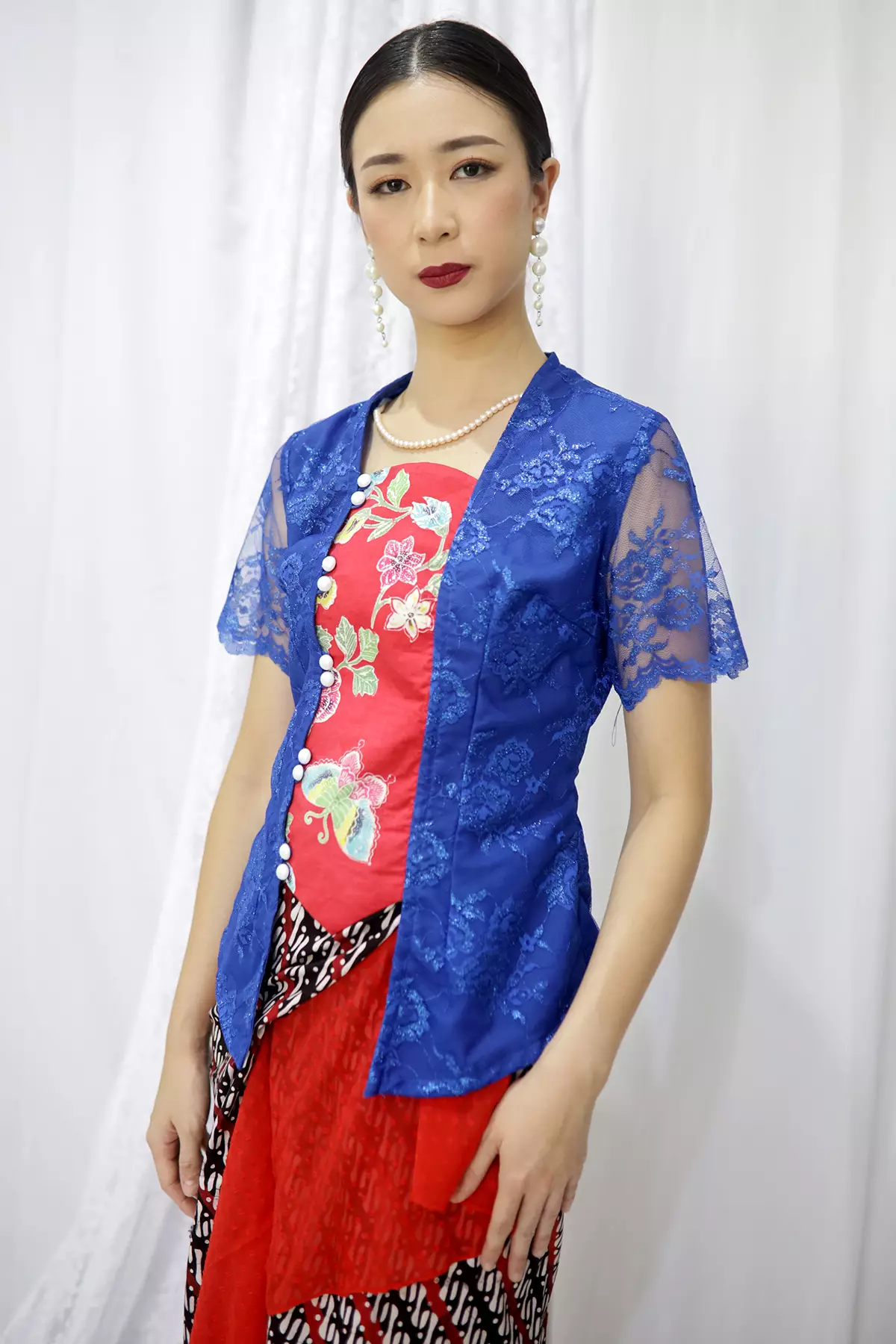 Sinok Encim Merah Biru Kebaya Brokat Batik