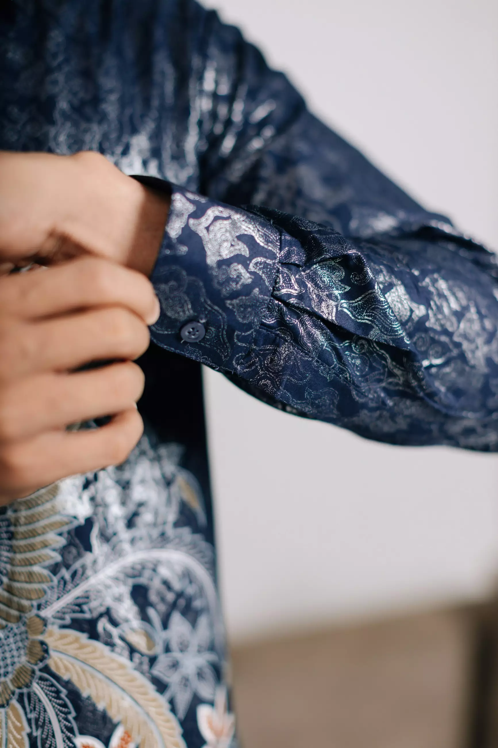 Adyatma Naratama Navy Blue Kemeja Batik Slim Fit Pria Lengan Panjang Katun Foil