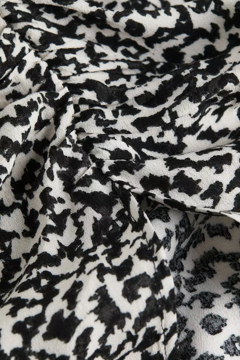 Crêpe high-slit skirt